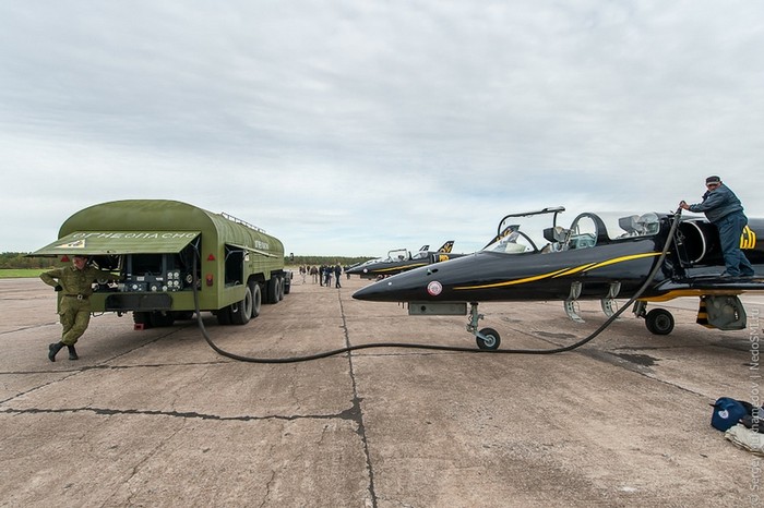 Tiêm kích huấn luyện L-39 Albatros của đội hình bay trình diễn "Rus"